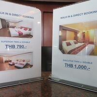 フロントの客室値段案内