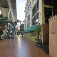 右手が玄関登り口、