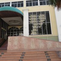 玄関入口・右手象の彫刻が見事です。