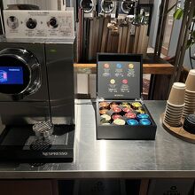 2階ラウンジにはコインランドリーとコーヒーマシンなどなど