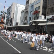 長刀鉾を引く人達