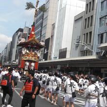 長刀鉾が烏丸と河原町の真ん中辺りに到達