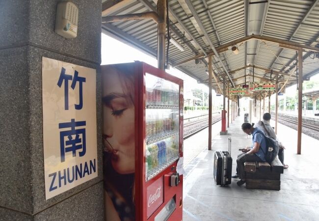 台鉄西側の路線で、走る列車が海側、山側に分かれる駅