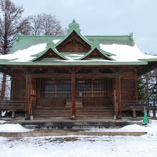 地元に愛されている神社。除雪も必要最低限されていた