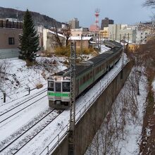 花園橋の下を快速エアポートが空港へ向けて走っていった
