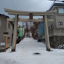 鳥居をくぐり急坂と階段を登って行く