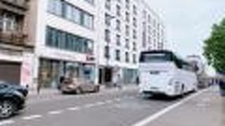 クラクフ本駅の目の前の通り。　バスツアーの集合場所として色々な会社が使っているようです。