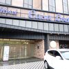 立地はまあまあ、屋外プールがあるが古い