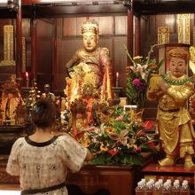 夜、鄭成功祖廟をお参りする人