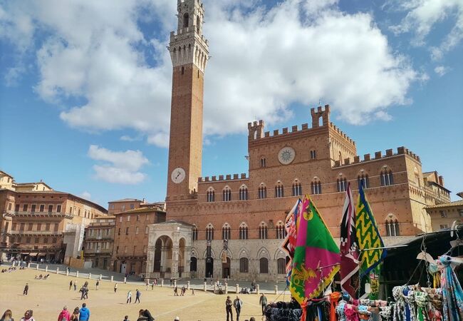 市庁舎 (プッブリコ宮)