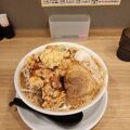 ザンギの乗った二郎系ラーメン。どこかあっさりした味わい