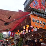 ランタンを上げる人だらけ