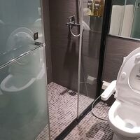 バスルームもそこそこ広く、清潔感も問題なし