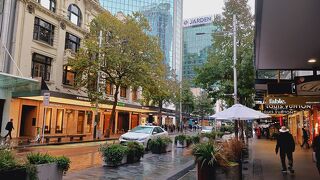 高級店やスーパー、カフェも並ぶオークランドの目抜き通り