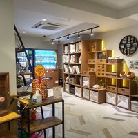 ロビーのドーナッツ、アメニティ、サービスドリンクの自販機