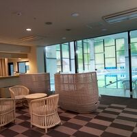 湯上り処です。ガラス越しにプールが見えます。