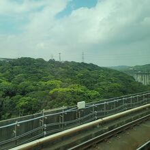 空港を出てすぐは山間部でした
