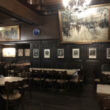 歴史を刻む店内