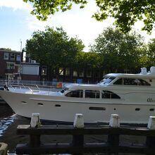 運河を行き交う船