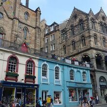 ウエストボウ通りに並ぶカラフルと重厚が組合された建物