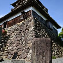 天守閣の前にある