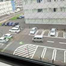 窓からは駐車場が見えました・・