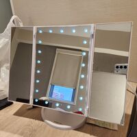 レディースルームの化粧ミラー