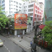 フーターズ バンコク