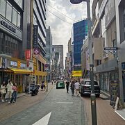 喧騒に事欠かない