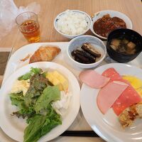 朝食バイキング。まあまあ美味しいです
