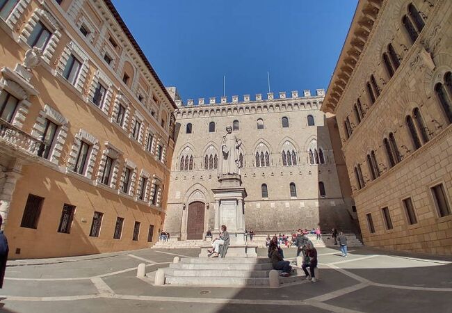 サリンベーニ広場