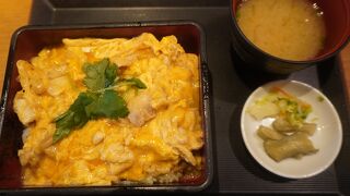 とろとろの出汁卵にちょっとワイルドな鶏肉の組み合わせ