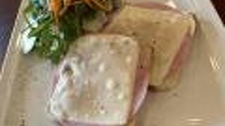 大きなスーパーマーケットがあります