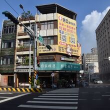 この交差点の角