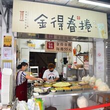 夫婦らしい二人が一生懸命くるんでいた