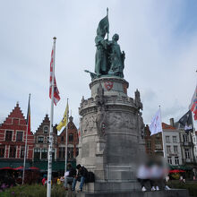 ヤン ブレイデルとピーター デ コーニンクの像