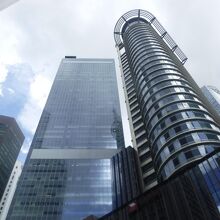 見上げるとビル群