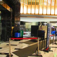 入口には金属探知機