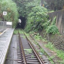 この先のトンネルを望む。現在は工事のためにここが終点。