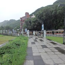 駅には屋根が無いので注意が必要