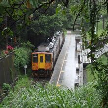 八斗子駅へ向かう道から駅を見下ろす