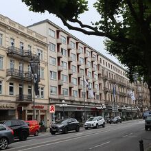 私は右側の歩道を歩いたのですが、反対側の歩道側の建物群