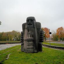 笑っているようなヴィタウタス大公の大きな石像