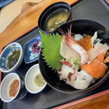地下1階にある団体用の御座敷で海鮮丼を頂きました。