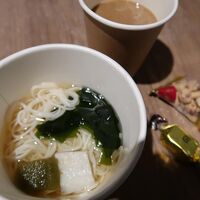 …夜食は紙カップにちょろっと入った温麺（うーめん）でした。