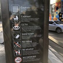 ライトレールと駅での注意事項案内板