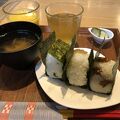 朝食は握りたてのおむすび