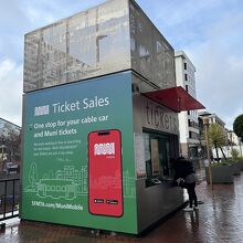 パウエル駅近くに乗車券売り場があります。