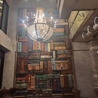 フロントにはスーツケースがつまれています