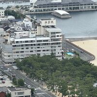 海に面した洲本温泉の一角